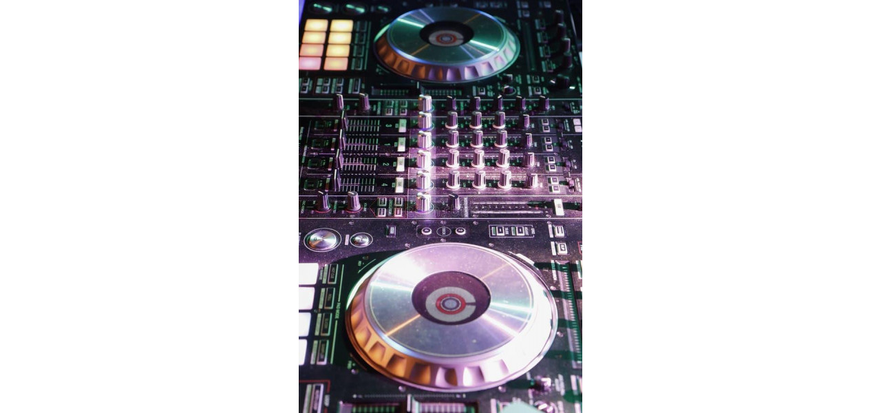 Pastrati controlul cu echipamente DJ inovatoare.