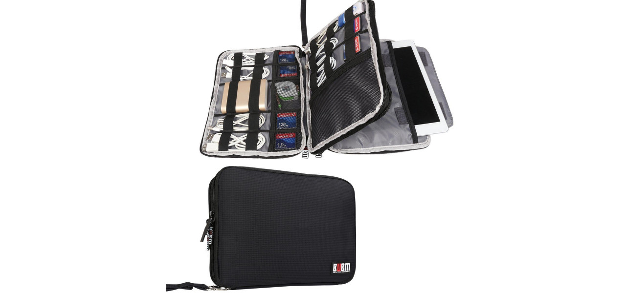 Ramaneti organizat cu o geanta pentru laptop sau un rucsac cu buzunare multiple.