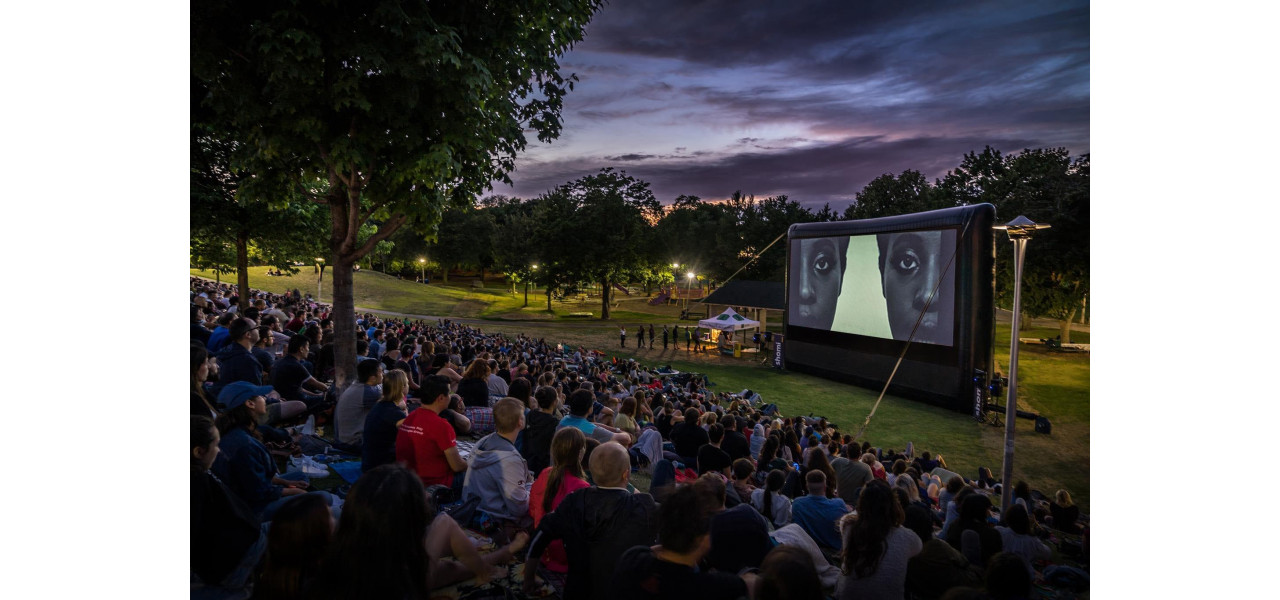 Subwoofere si festivaluri de film: imbunatatirea experientei audio a cinematografiei independente.