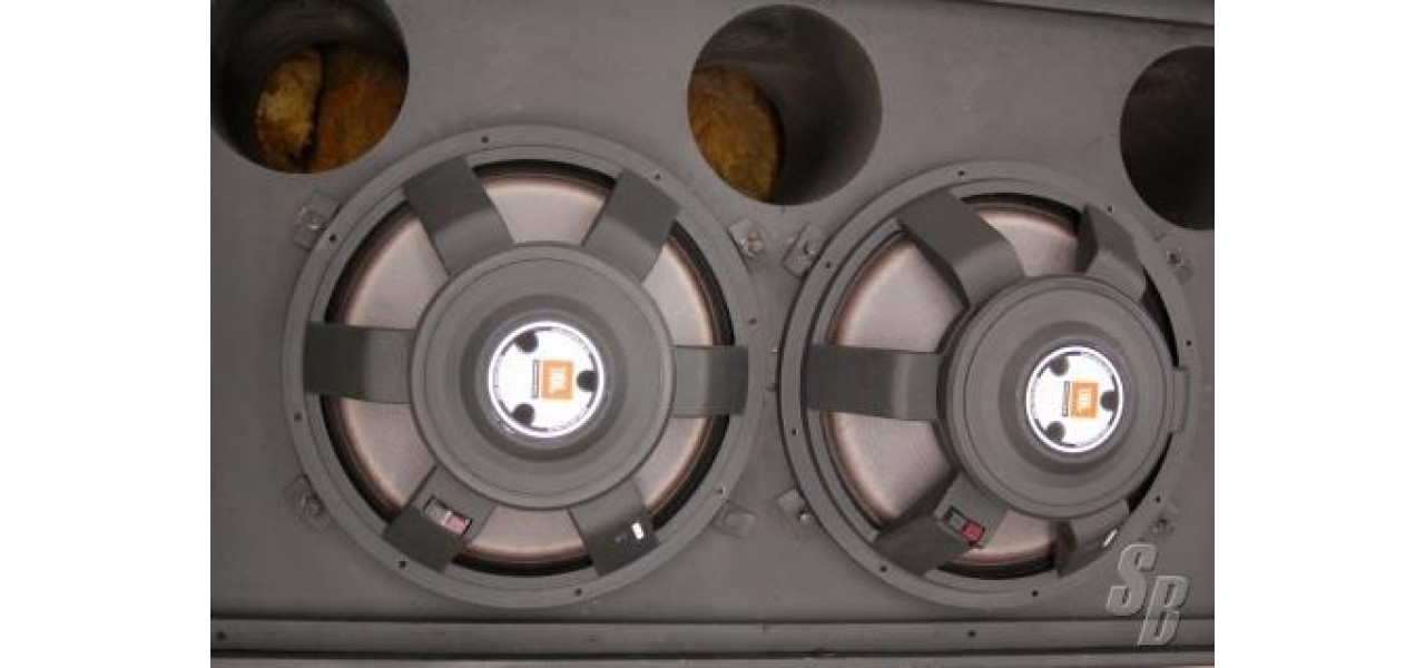 Subwoofer-uri pentru concertele pe stadion.