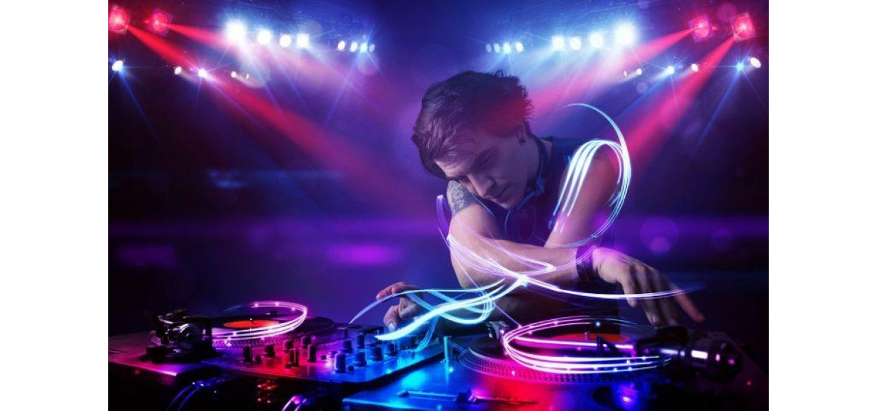 Du-ti abilitatile de DJ la noi culmi cu echipamente de inalta calitate.
