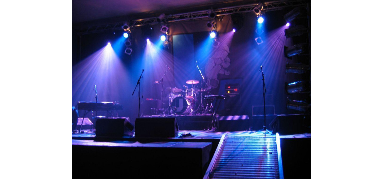 Avantajele utilizarii proiectoarelor in salile de concert si locurile de muzica.