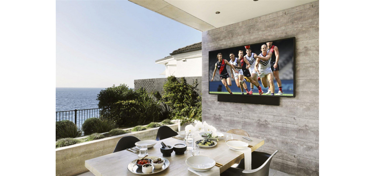 Atractia Samsung The Terrace TV se intalneste cu divertismentul in aer liber.