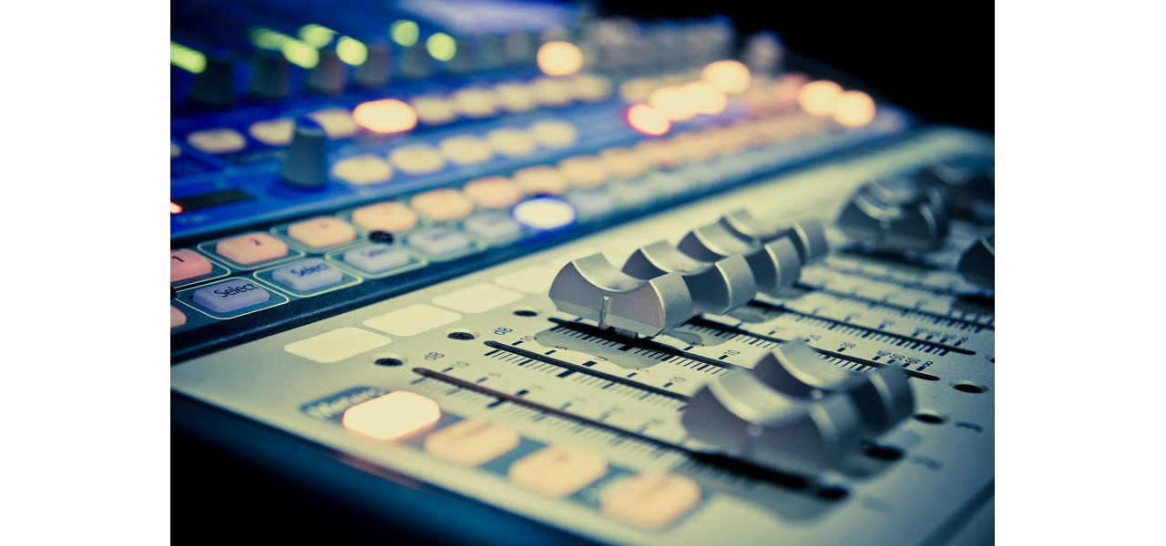 Arta mixarii audio: stapanirea amestecului de diferite genuri.