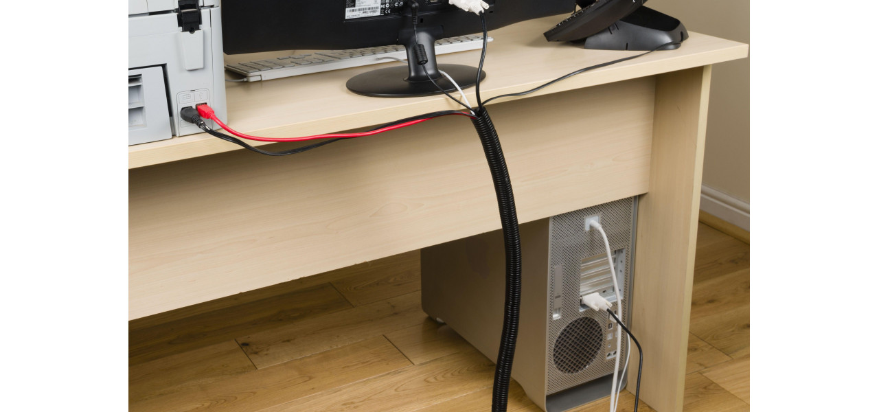 Arta managementului cablurilor: igienizarea desktopului computerului.
