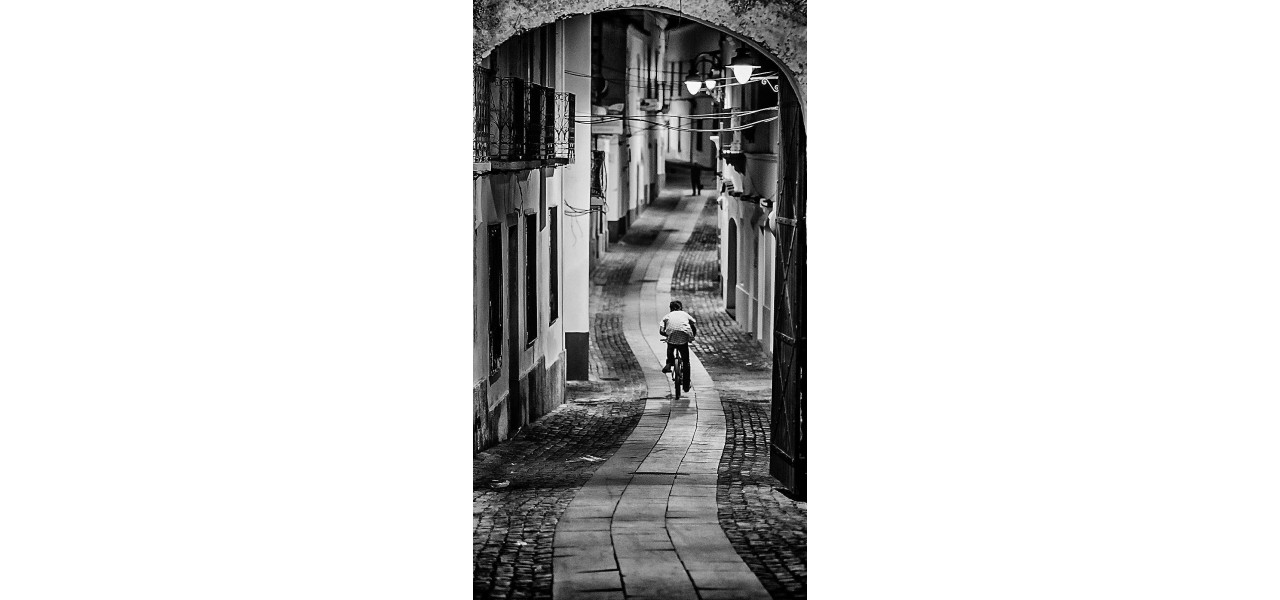 Arta fotografiei sincere de strada: accesorii esentiale pentru fotografi urbani.