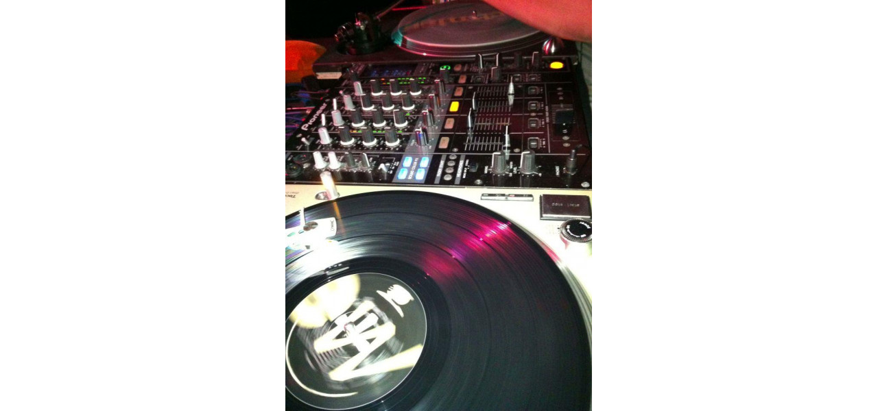 Arta de a face DJ cu tehnici MP3 pentru amestecarea melodiilor si crearea de mixuri.