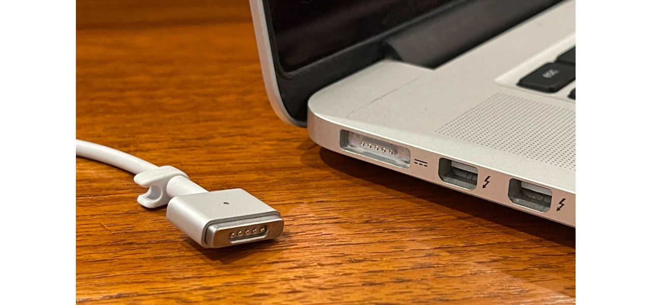 Beneficiile conectorilor magnetici de incarcare Apple pentru laptopuri.