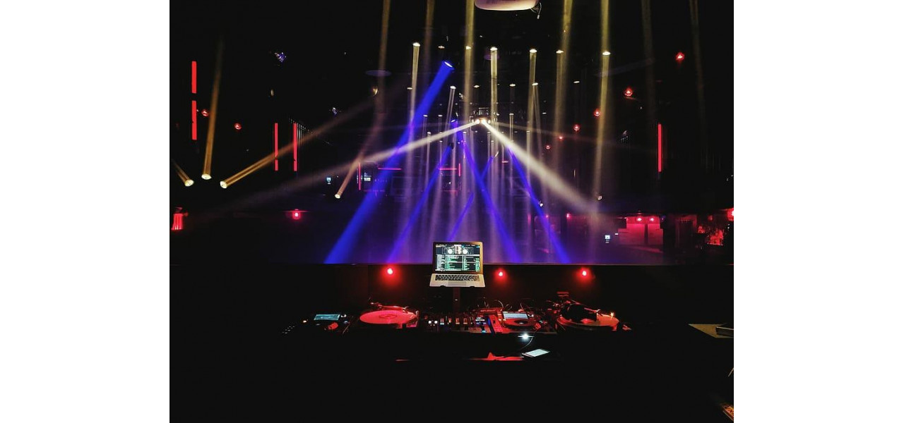 Beneficiile proiectoarelor in cluburi de noapte si spectacole live de DJ.