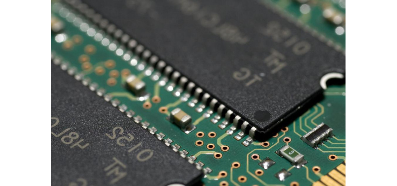 Beneficiile utilizarii memoriei RAM ca buffer temporar pentru invatarea automata pe computer.