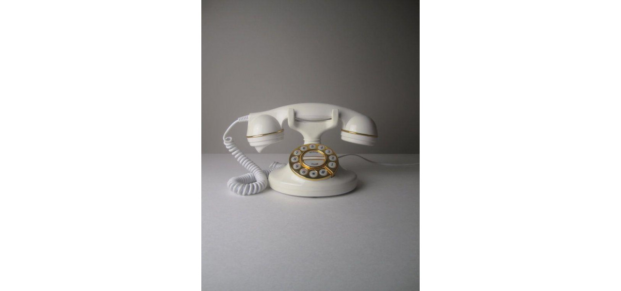 Estetica clasica a telefoanelor cu butoane intr-o lume a modelelor Copycat.