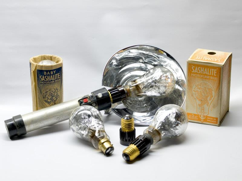 Evolutia fotografiei cu blit: de la pulbere si bulbi la blituri digitale.