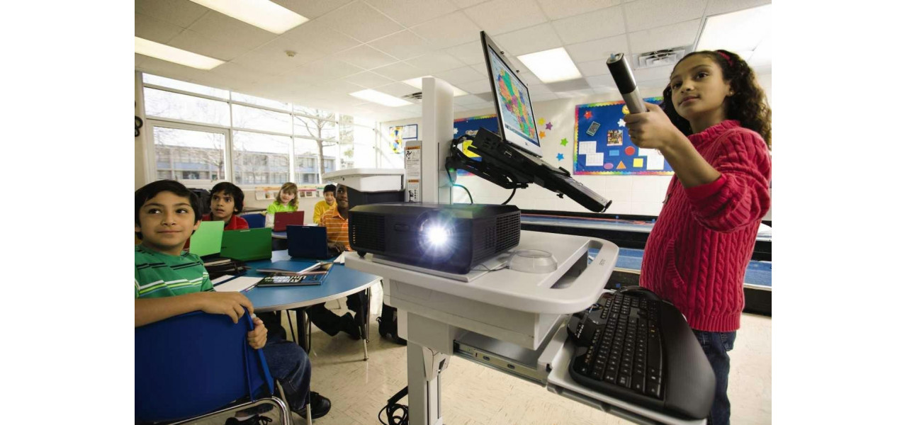 Viitorul proiectoarelor in educatie: Transformarea interactiunilor in clasa.