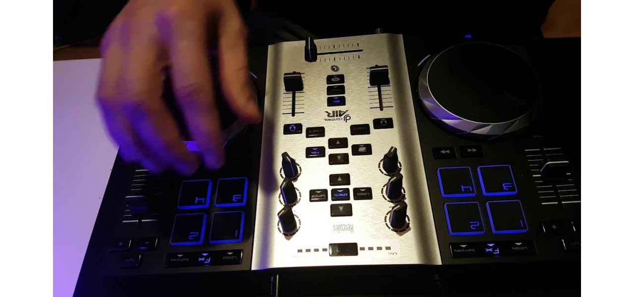 Viitorul telecomenzilor in industria muzicala: DJ si controale de mixare.
