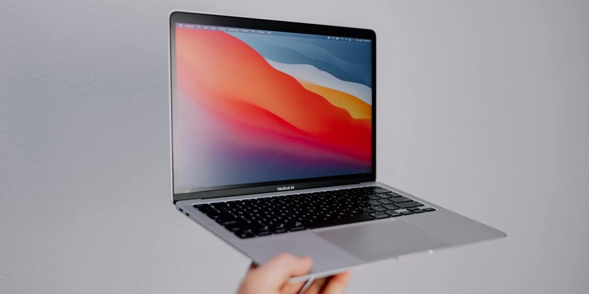 Influenta in crestere a laptopurilor Apple in industria modei.