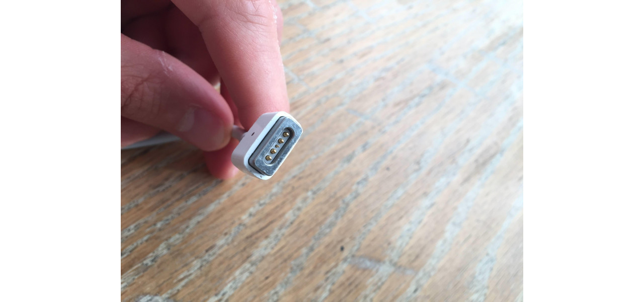 Pericolele ascunse ale folosirii incarcatoarelor neoriginale pentru laptop Apple.