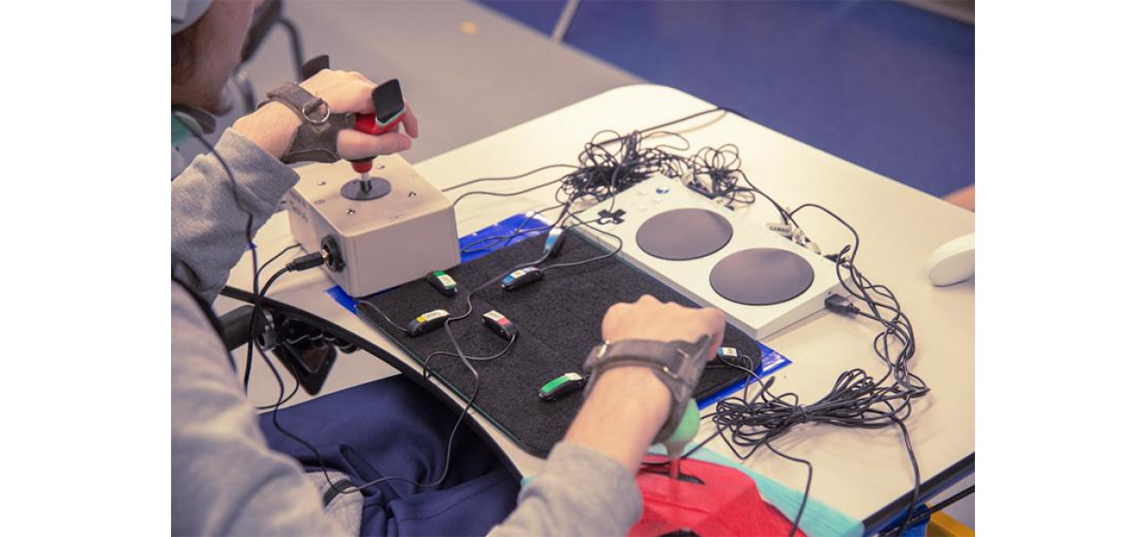 Impactul controlerelor cu joystick asupra accesibilitatii la jocuri pentru persoanele cu dizabilitati.