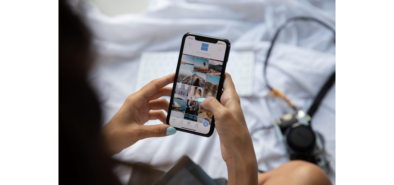 Impactul laptopurilor asupra influentelor retelelor sociale care creeaza continut din mers.