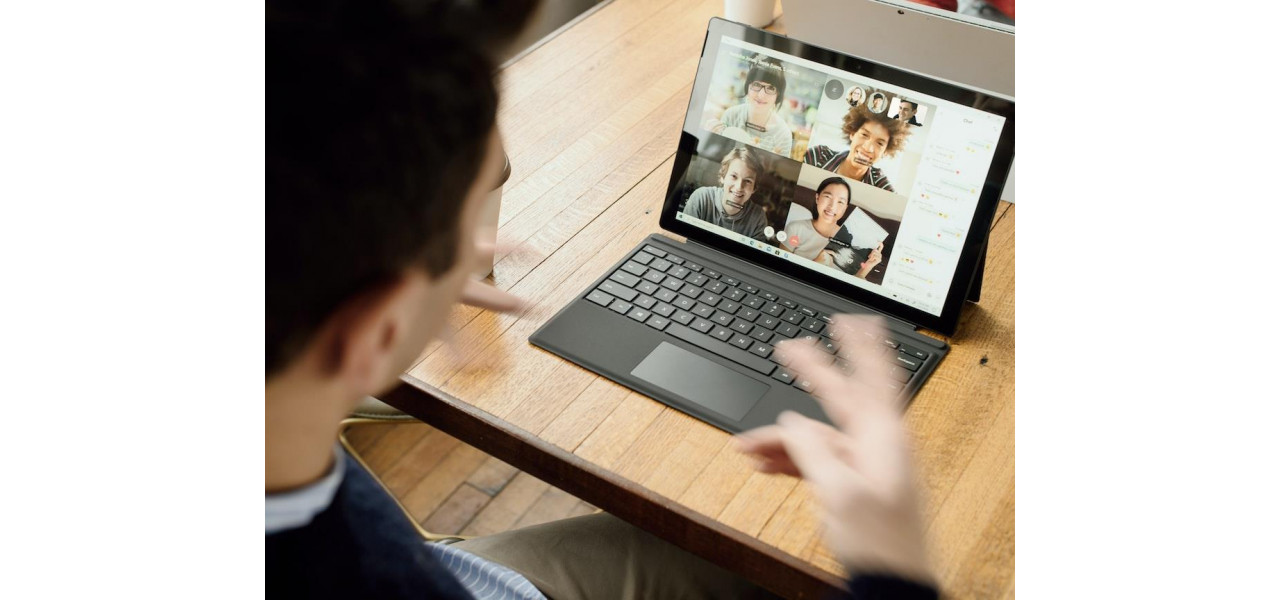 Impactul laptopurilor Microsoft asupra eficientei muncii la distanta si a colaborarii.