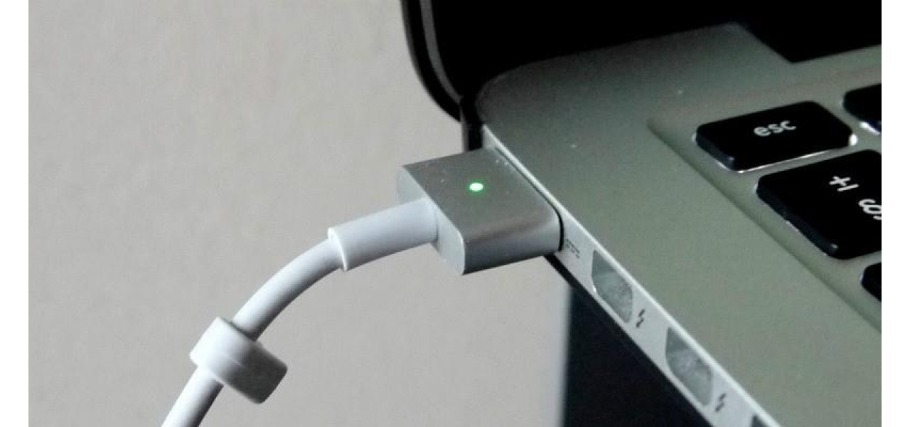 Impactul utilizarii unui incarcator incompatibil pe laptopul Apple.