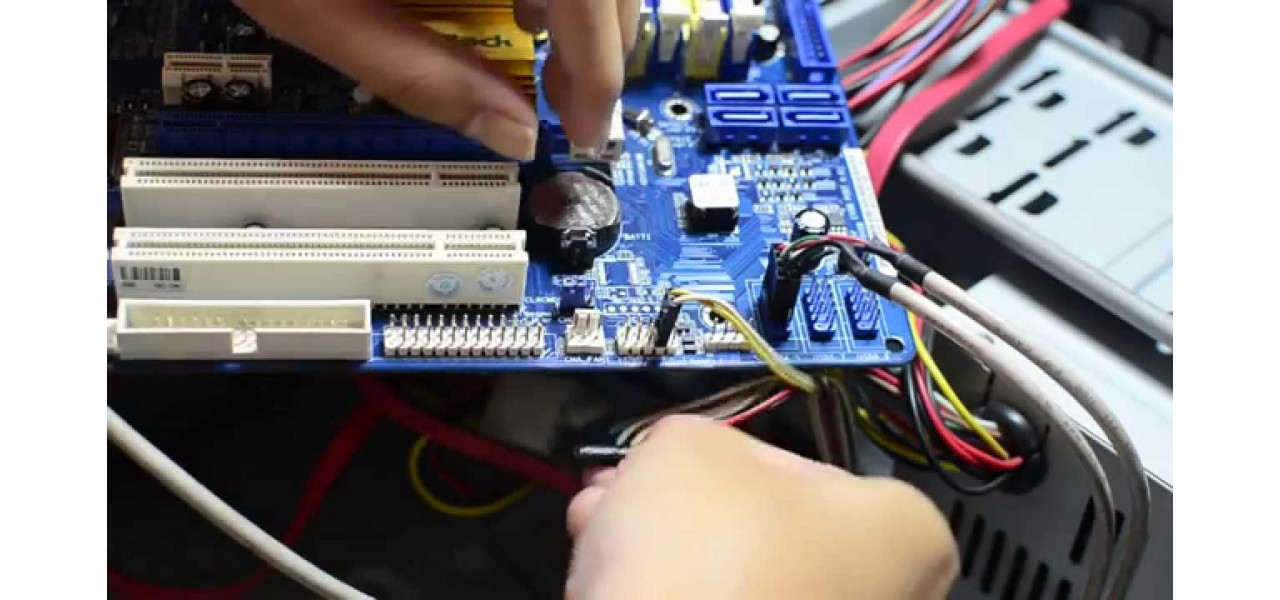 Importanta comutatoarelor de resetare pentru depanarea componentelor PC.