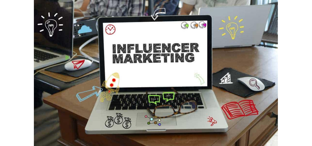 Influenta laptopurilor cu display asupra influentelor din retelele sociale.