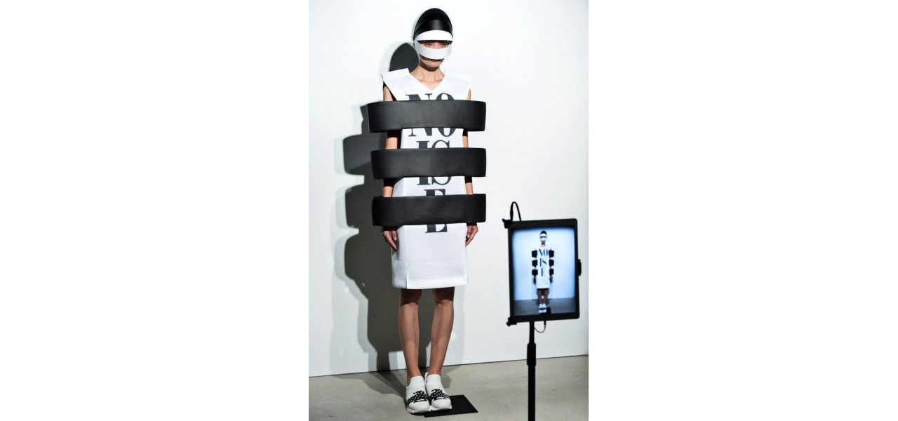Influenta gadgeturilor asupra modei: Tech Meets Runway.