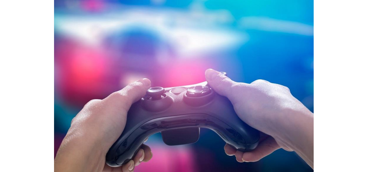 Influenta controlerelor cu joystick asupra implicarii emotionale a jucatorilor.