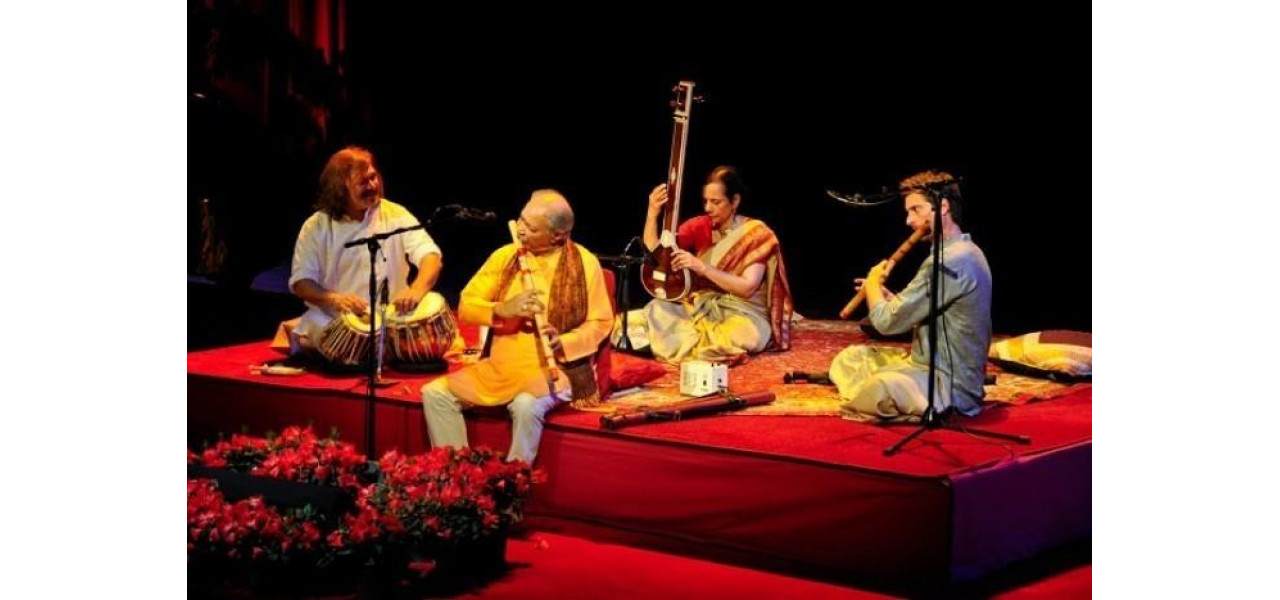 Impatrunderea dintre Tobe acustic si genurile muzicale clasice indiene.