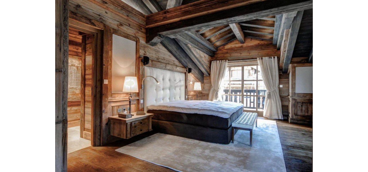 Lucrarile de lemn complicate din casele traditionale Huse si Genti.