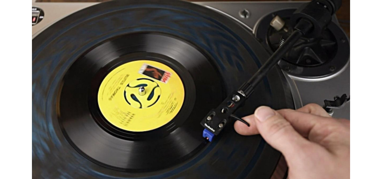 The Legacy of Vinyl Single: Cum inregistrarile de 45 RPM au modelat industria muzicala.