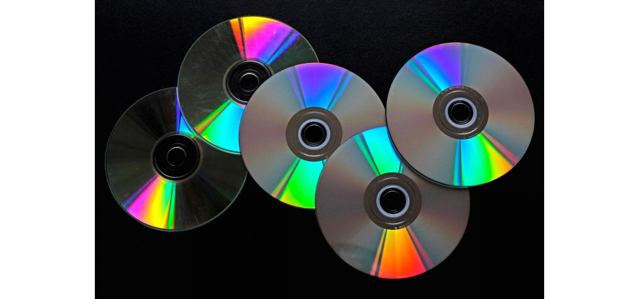 Magia CD-urilor: Cum au captivat lumea compact discurile.