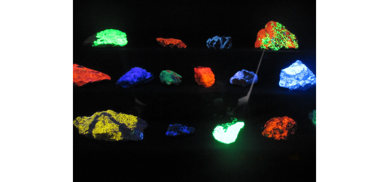 Lumea magica a stralucirii in intuneric exploreaza materialele luminescente.
