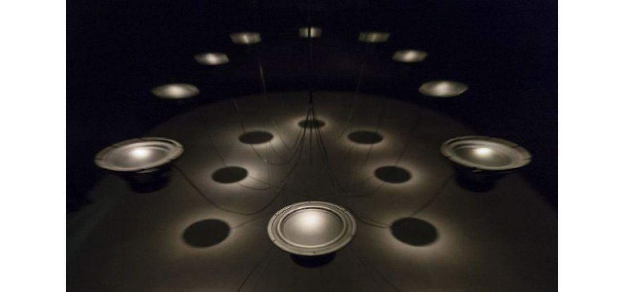 Puterea audio in artele vizuale: explorarea peisajelor sonore si a instalatiilor audio.