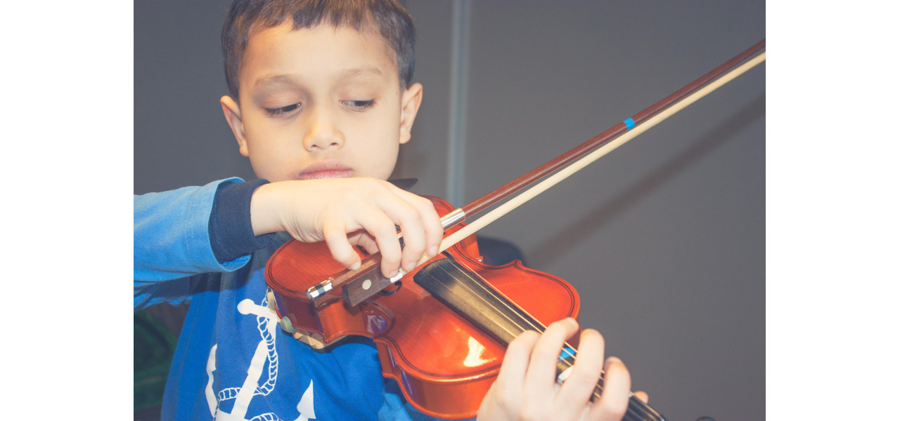 Puterea educatiei muzicale: Invatati sa cantati la vioara la orice varsta.