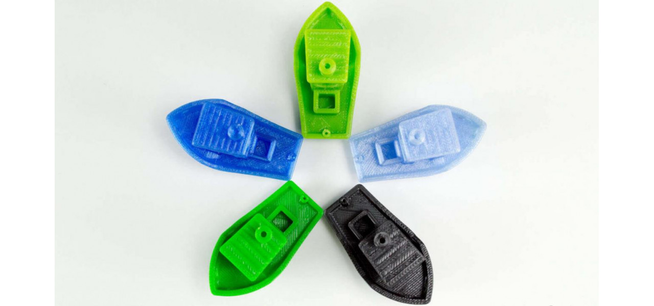 Avantajele si dezavantajele utilizarii filamentului PETG in imprimarea 3D.
