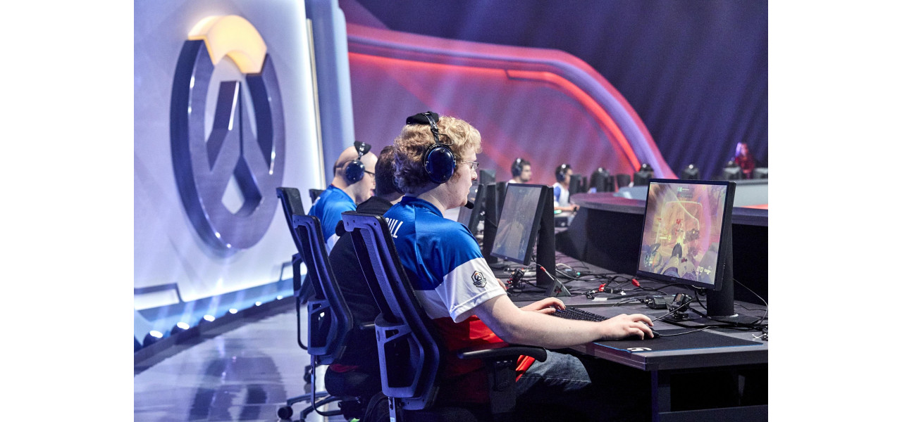 Rolul monitorilor in gaming Esports Avantaj competitiv si performanta.