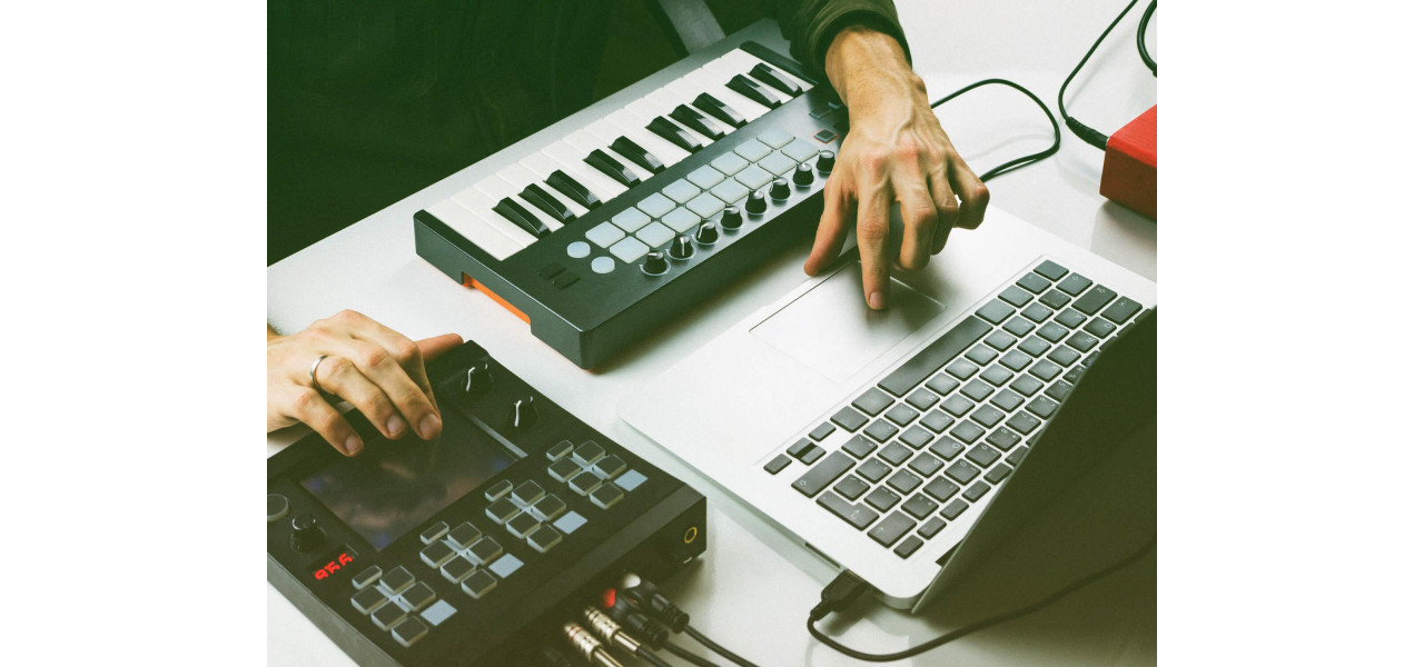 Rolul HDD-urilor portabile in productia muzicala: stocarea melodiilor si mixarea din mers.