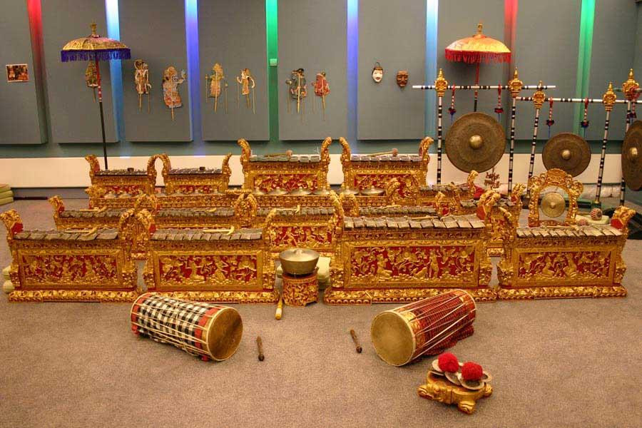 Saxofonul in traditiile muzicale balineze Gamelan.