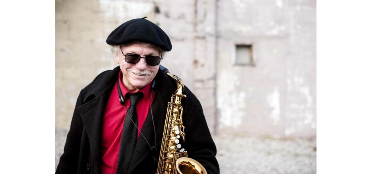 Saxofonul devine proeminent in muzica populara.
