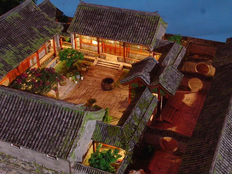 Curtile senine ale Caselor Traditionale Huse si Genti.