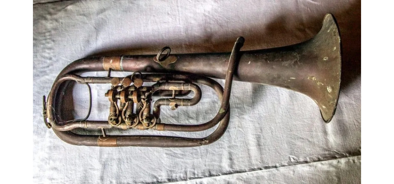 Istoria trompetei in muzica greaca antica: de la semnale militare la spectacole teatrale.