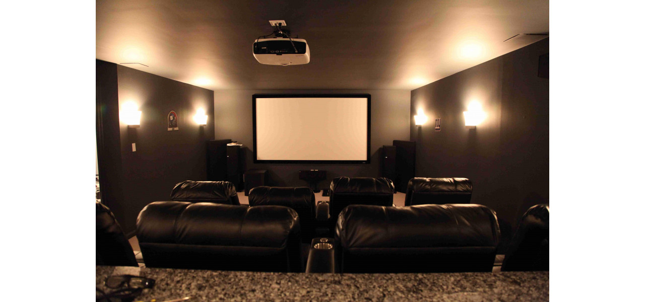 Transforma-ti Home Theatre cu accesorii pentru proiectoare.