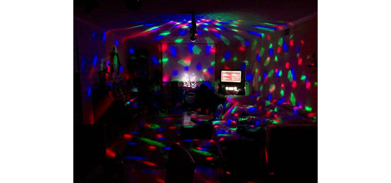 Transforma-ti camera de zi intr-un ring de dans cu o bara de sunet si o combinatie de lumini disco.