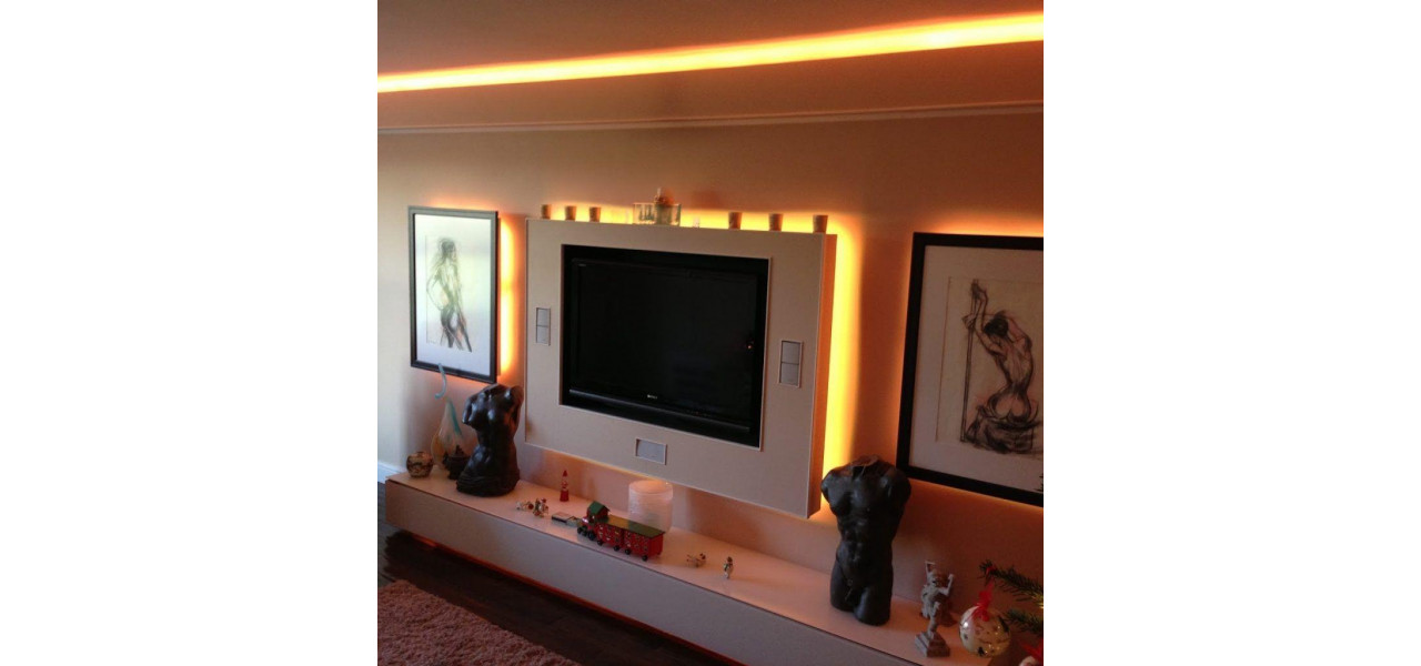 Transforma-ti camera TV cu accesorii de iluminat cu banda LED.