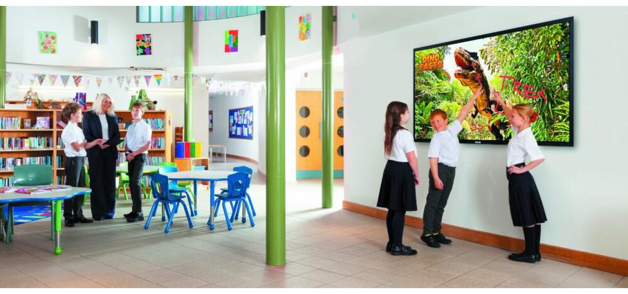 Transformarea clasei cu monitoare Philips interactive.
