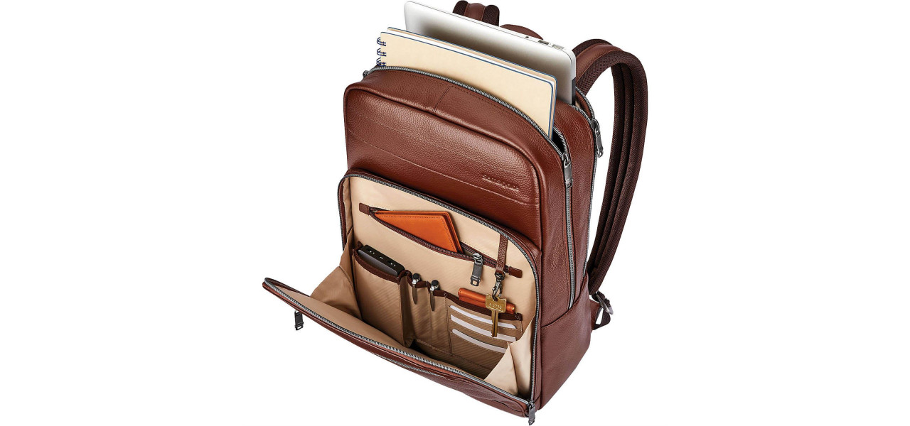 Calatoreste cu stil cu o geanta sau un rucsac pentru laptop de designer.