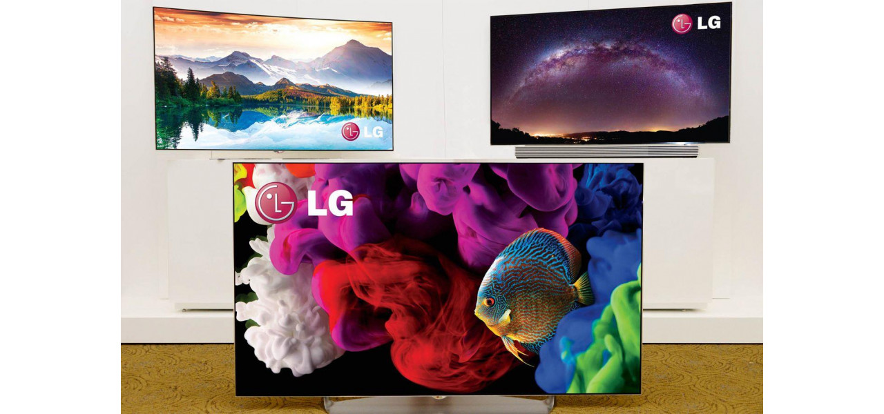 TV JVC dezlantuind puterea 4K Ultra HD.