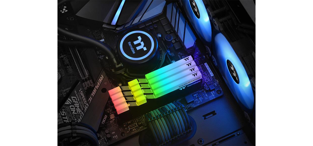 Dezlantuiti Gamer: Thermaltake RAM pentru viteza si performanta.