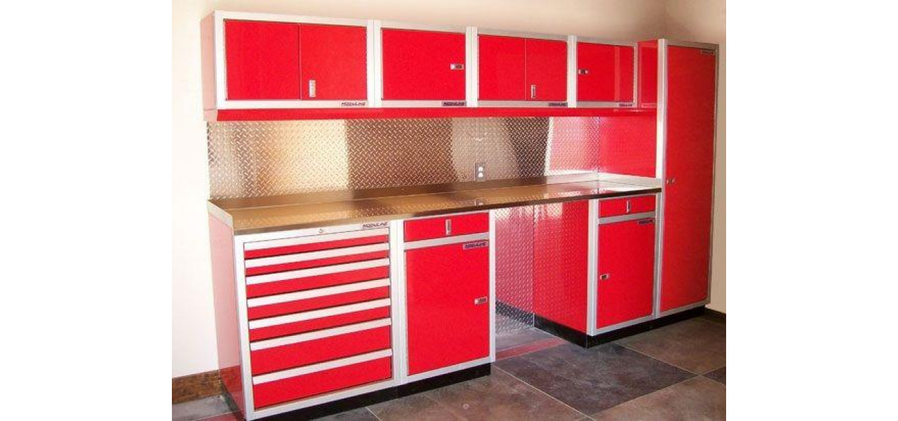 Imbunatatiti-va garajul cu dulapuri metalice rezistente si elegante.